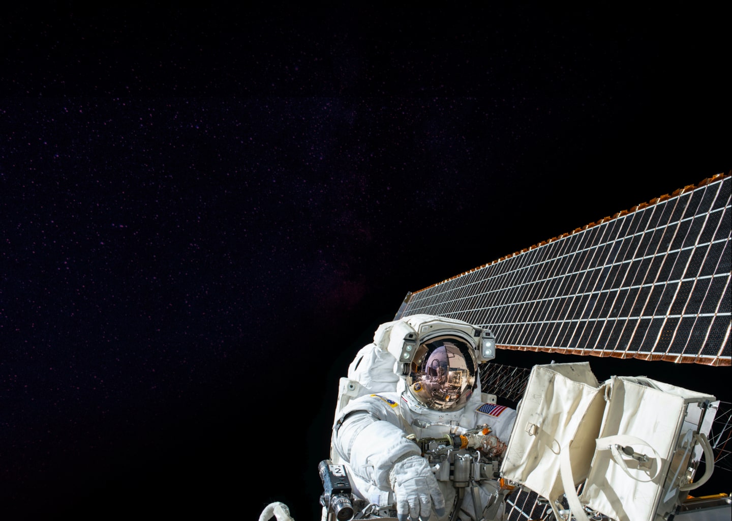 Astronaute flottant autour de l'ISS